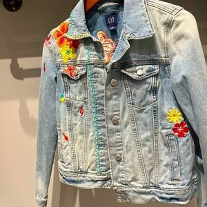 GAP Jean jacket Sz M. Gently Used. Excellent condition.